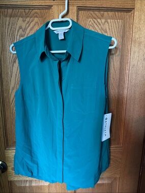 Athleta Green Sleeveless Button-Down Shell